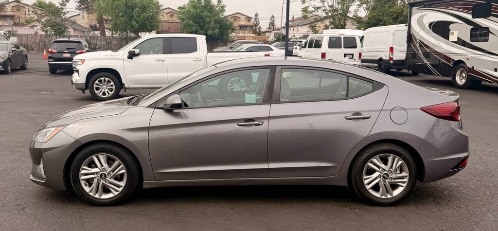 Hyundai Elantra Vehicle Full-screen Gallery Image 07