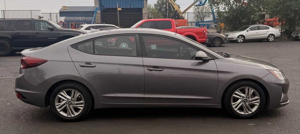 Hyundai Elantra Vehicle Full-screen Gallery Image 08