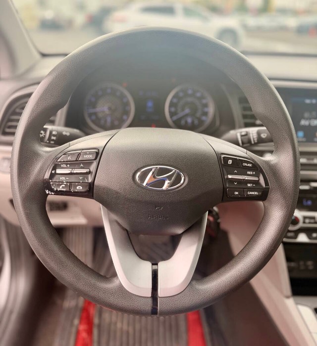 Hyundai Elantra Vehicle Full-screen Gallery Image 09