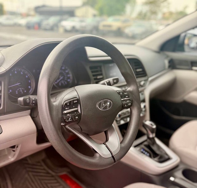 Hyundai Elantra Vehicle Full-screen Gallery Image 10