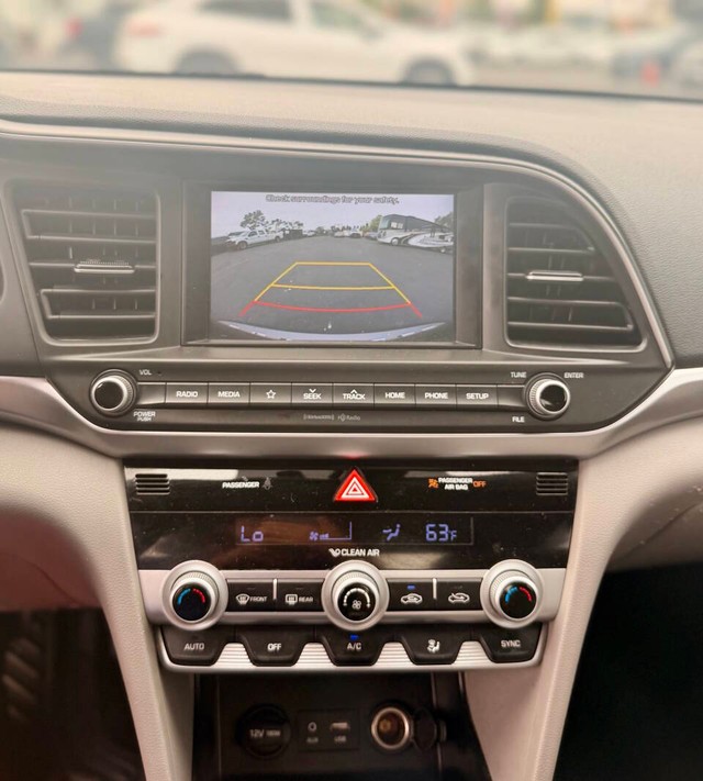 Hyundai Elantra Vehicle Full-screen Gallery Image 11