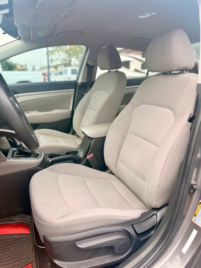 Hyundai Elantra Vehicle Full-screen Gallery Image 12