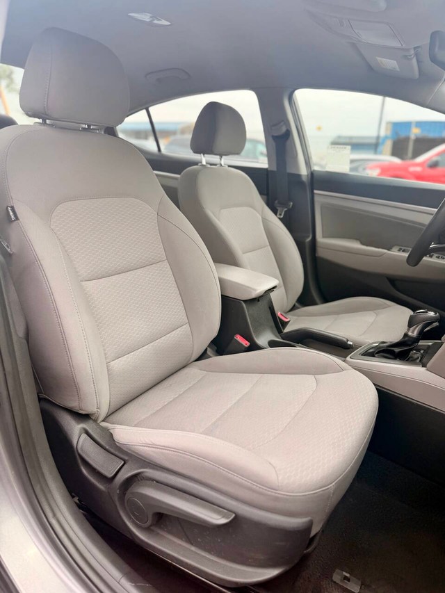 Hyundai Elantra Vehicle Full-screen Gallery Image 13