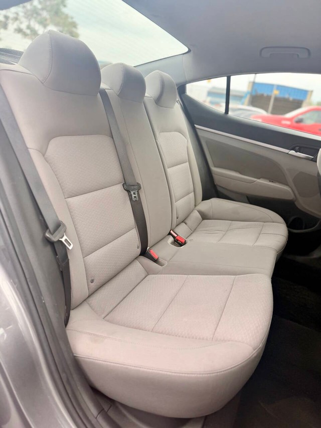 Hyundai Elantra Vehicle Full-screen Gallery Image 14