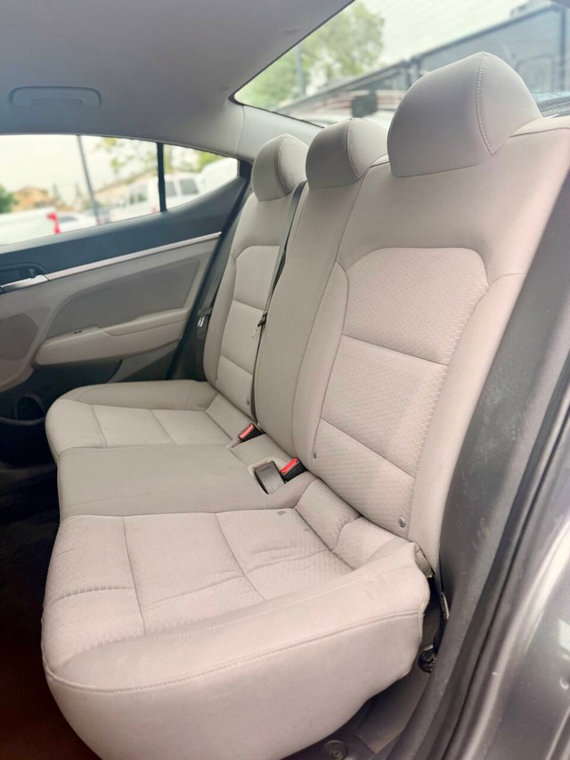 Hyundai Elantra Vehicle Full-screen Gallery Image 15