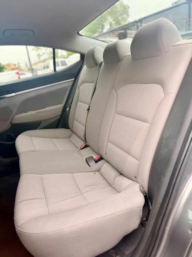 Hyundai Elantra Vehicle Full-screen Gallery Image 15