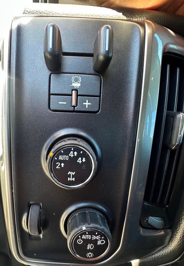 Chevrolet Silverado 1500 Vehicle Full-screen Gallery Image 15