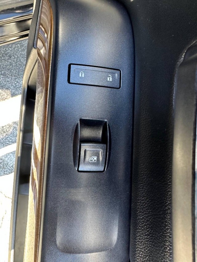 Chevrolet Silverado 1500 Vehicle Full-screen Gallery Image 16