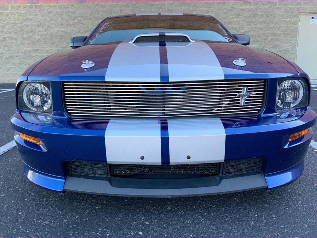 Ford Mustang Vehicle Full-screen Gallery Image 02