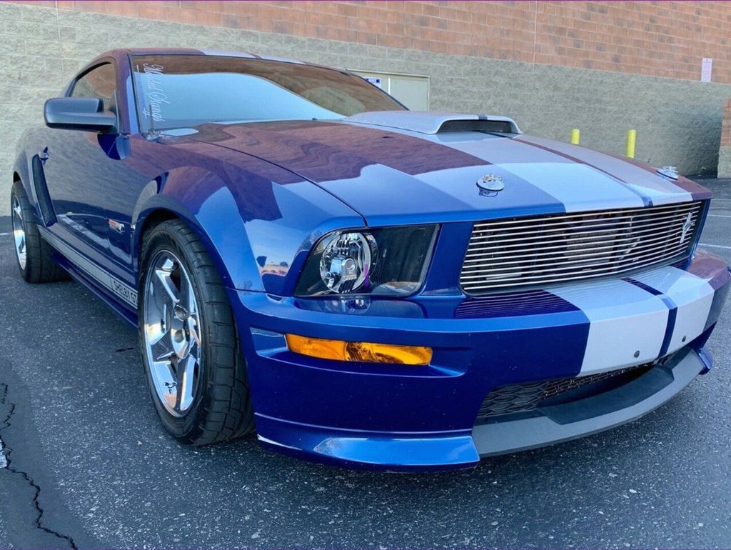 Ford Mustang Vehicle Full-screen Gallery Image 03