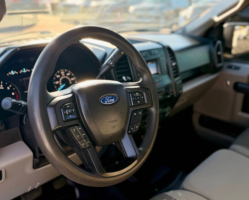 Ford F-150 Vehicle Full-screen Gallery Image 09
