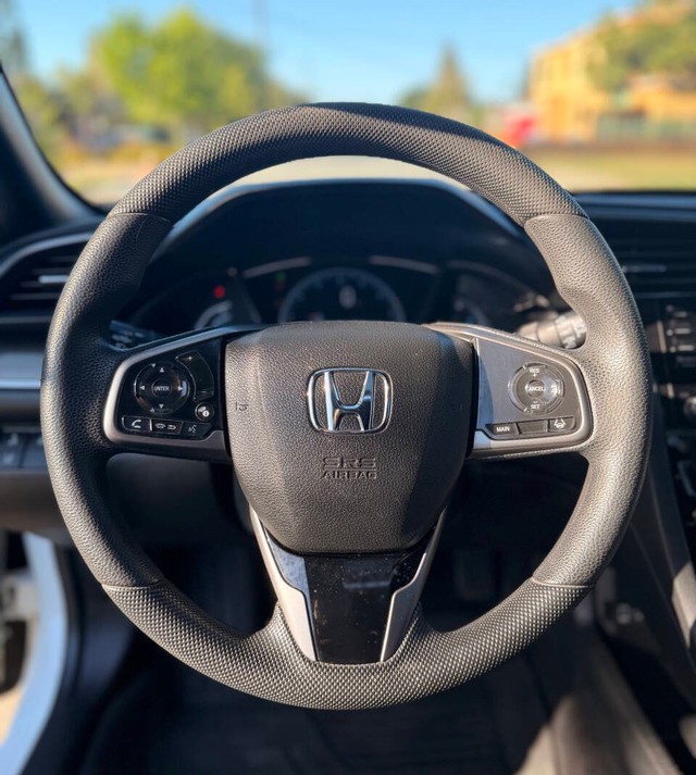 Honda Civic Hatchback Vehicle Full-screen Gallery Image 08