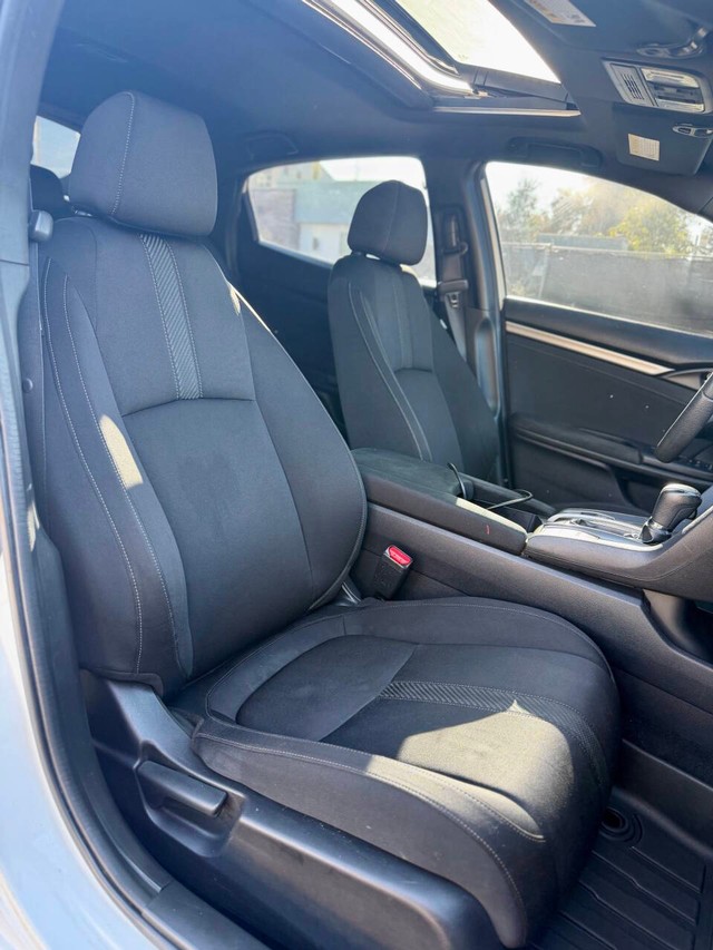 Honda Civic Hatchback Vehicle Full-screen Gallery Image 12