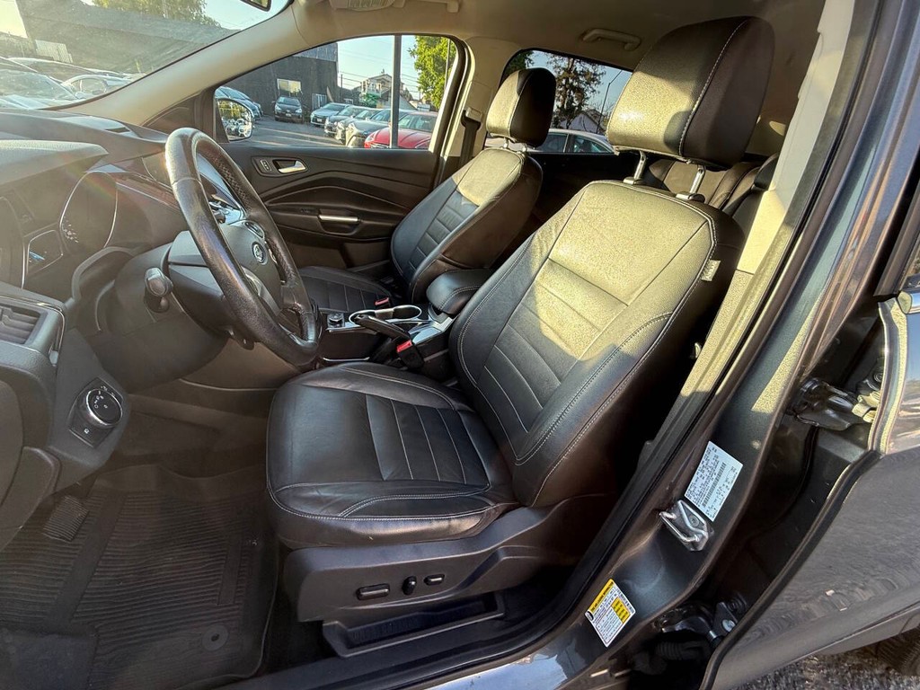 Ford Escape Vehicle Full-screen Gallery Image 09