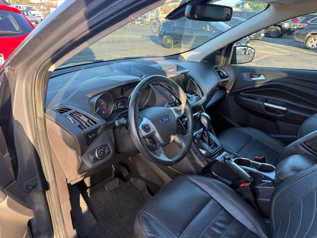 Ford Escape Vehicle Full-screen Gallery Image 13