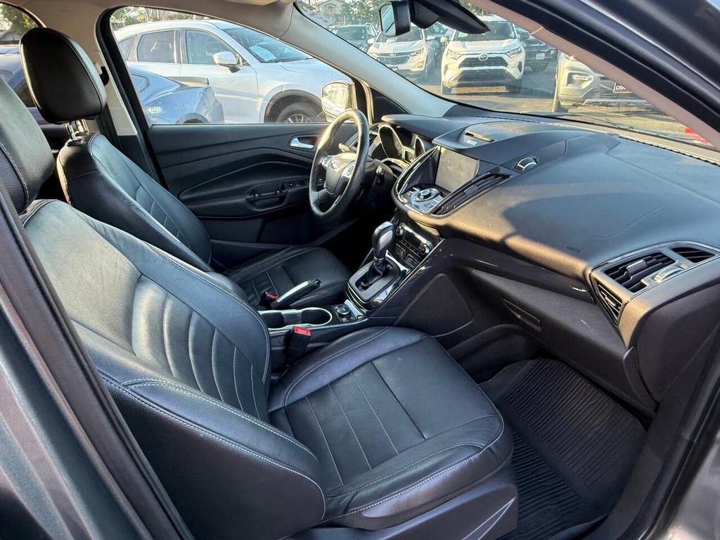 Ford Escape Vehicle Full-screen Gallery Image 15