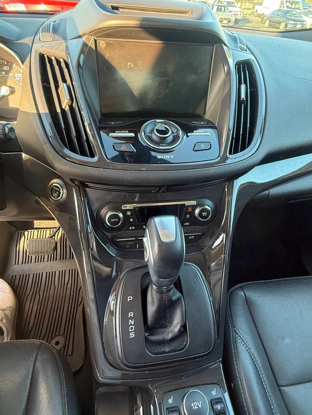 Ford Escape Vehicle Full-screen Gallery Image 10