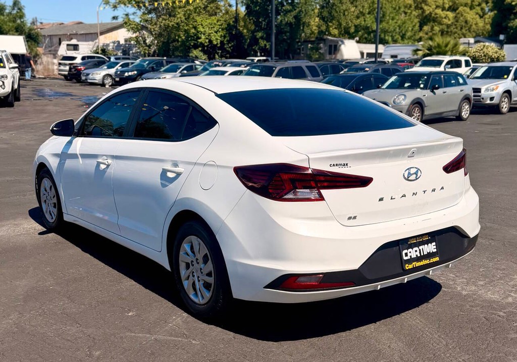 Hyundai Elantra Vehicle Full-screen Gallery Image 04