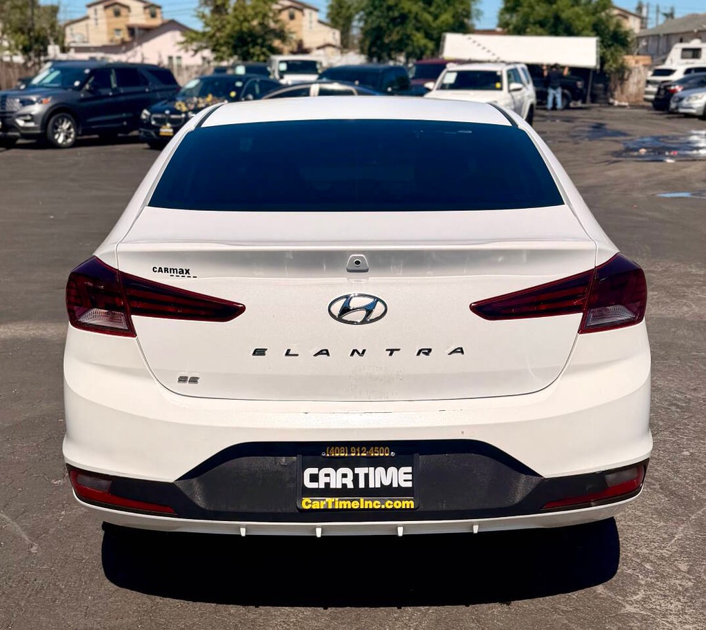 Hyundai Elantra Vehicle Full-screen Gallery Image 05