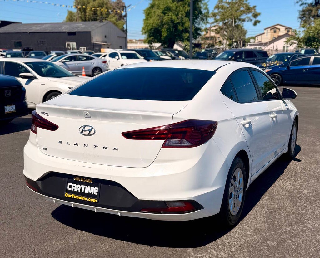 Hyundai Elantra Vehicle Full-screen Gallery Image 06