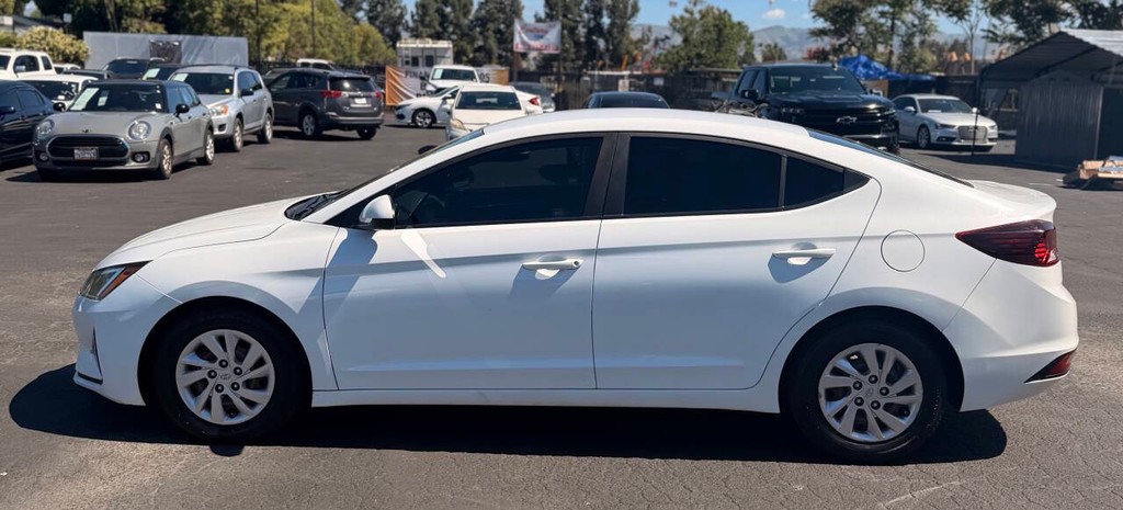 Hyundai Elantra Vehicle Full-screen Gallery Image 07