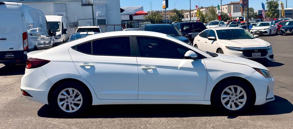 Hyundai Elantra Vehicle Full-screen Gallery Image 08