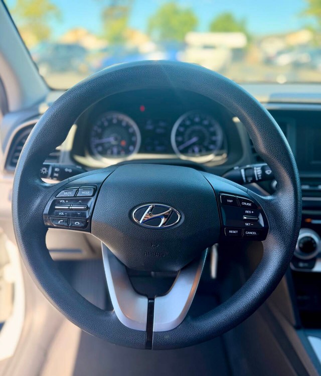 Hyundai Elantra Vehicle Full-screen Gallery Image 09