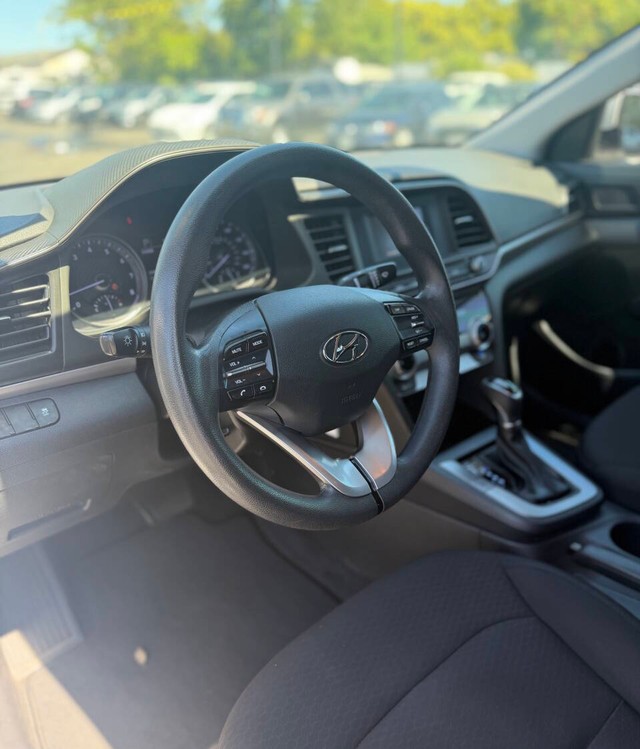 Hyundai Elantra Vehicle Full-screen Gallery Image 10