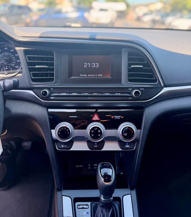 Hyundai Elantra Vehicle Full-screen Gallery Image 11