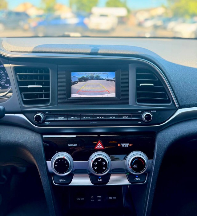 Hyundai Elantra Vehicle Full-screen Gallery Image 12