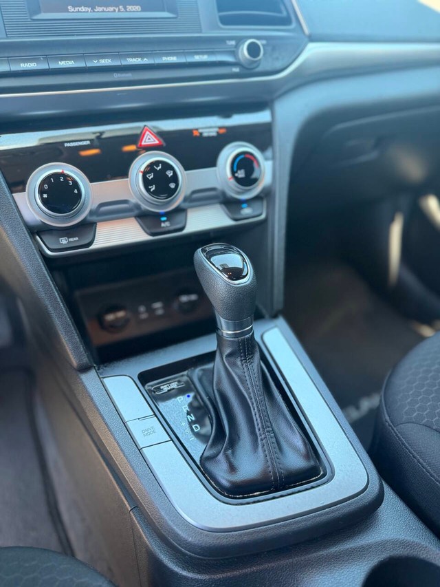 Hyundai Elantra Vehicle Full-screen Gallery Image 13