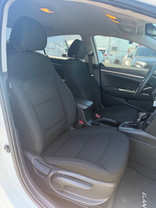 Hyundai Elantra Vehicle Full-screen Gallery Image 15