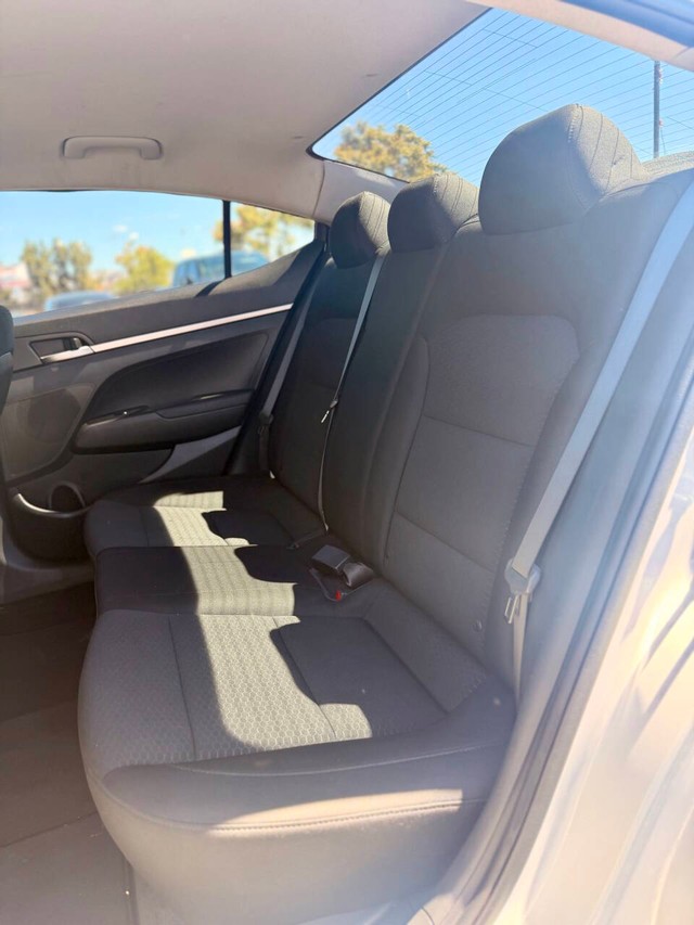 Hyundai Elantra Vehicle Full-screen Gallery Image 16