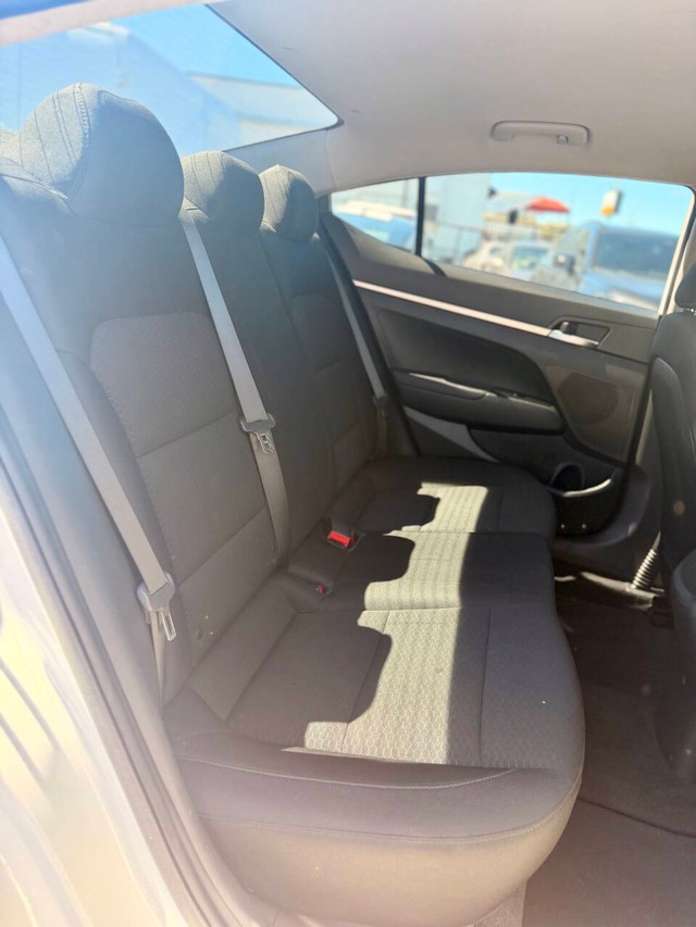 Hyundai Elantra Vehicle Full-screen Gallery Image 17