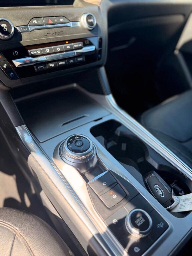 Ford Explorer Vehicle Full-screen Gallery Image 11