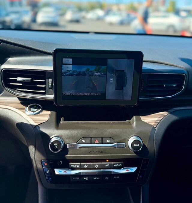 Ford Explorer Vehicle Full-screen Gallery Image 12