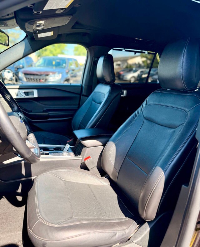 Ford Explorer Vehicle Full-screen Gallery Image 13