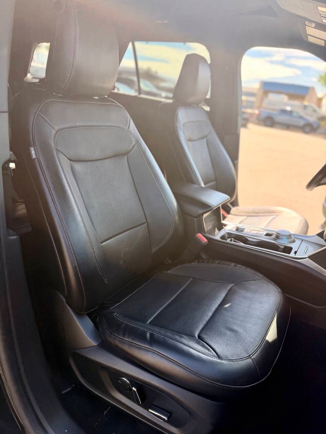 Ford Explorer Vehicle Full-screen Gallery Image 14