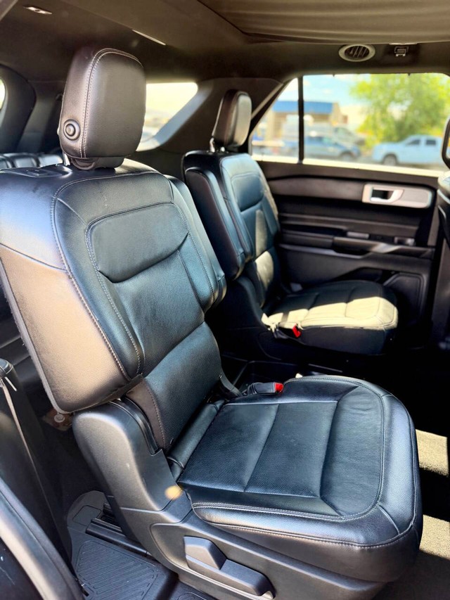 Ford Explorer Vehicle Full-screen Gallery Image 16