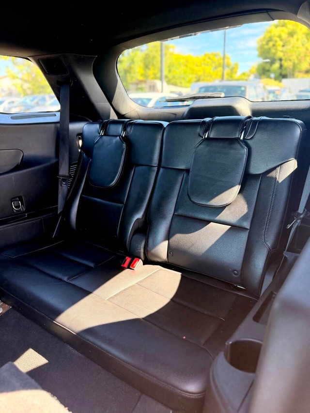 Ford Explorer Vehicle Full-screen Gallery Image 17