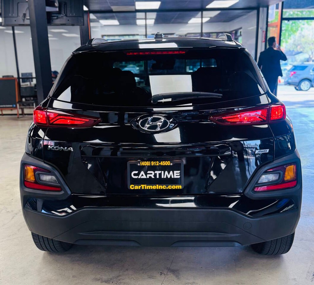 Hyundai Kona Vehicle Full-screen Gallery Image 07
