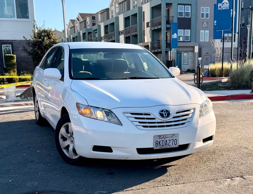 Toyota Camry Vehicle Full-screen Gallery Image 02