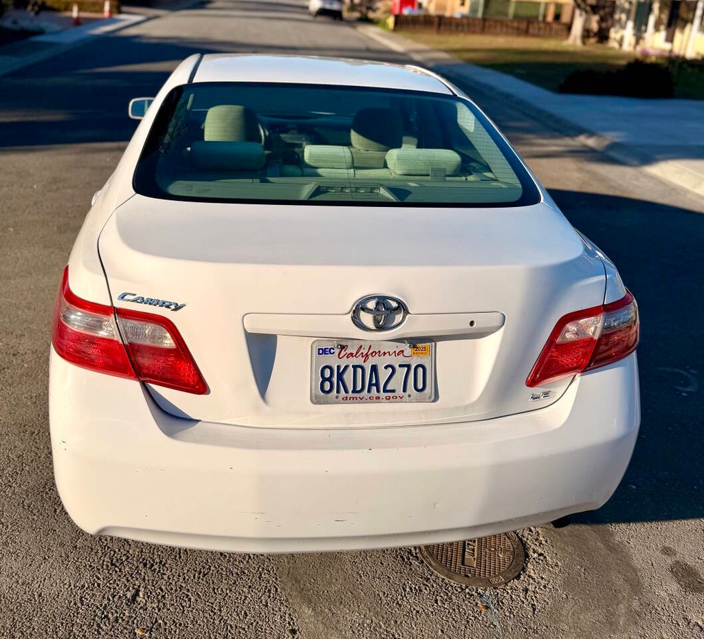 Toyota Camry Vehicle Full-screen Gallery Image 05