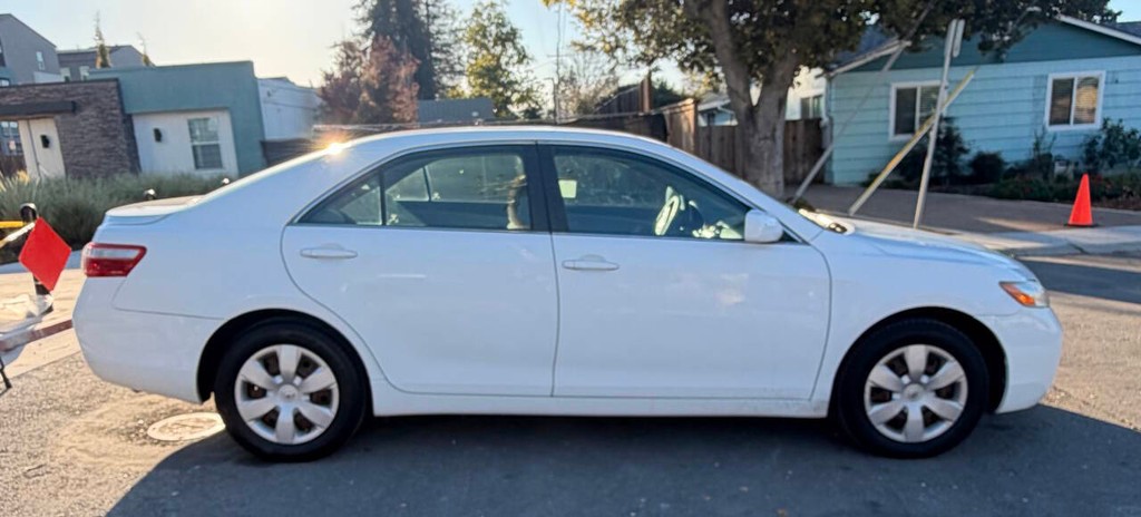 Toyota Camry Vehicle Full-screen Gallery Image 07