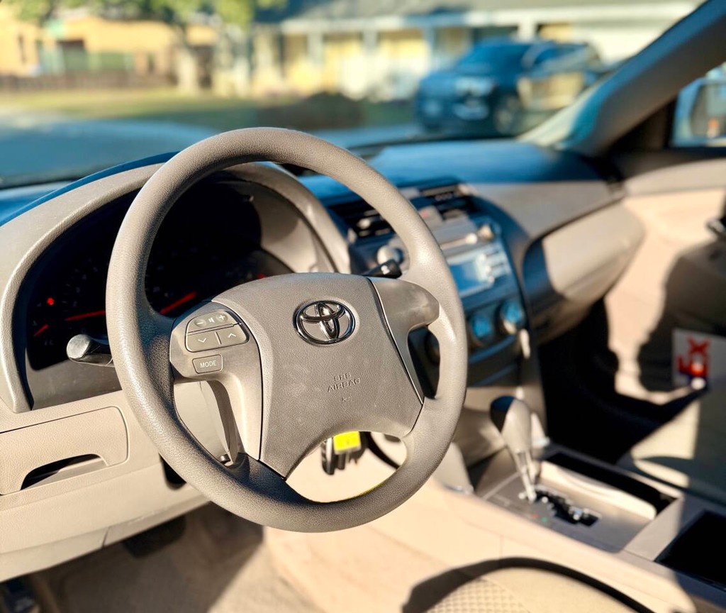 Toyota Camry Vehicle Full-screen Gallery Image 09