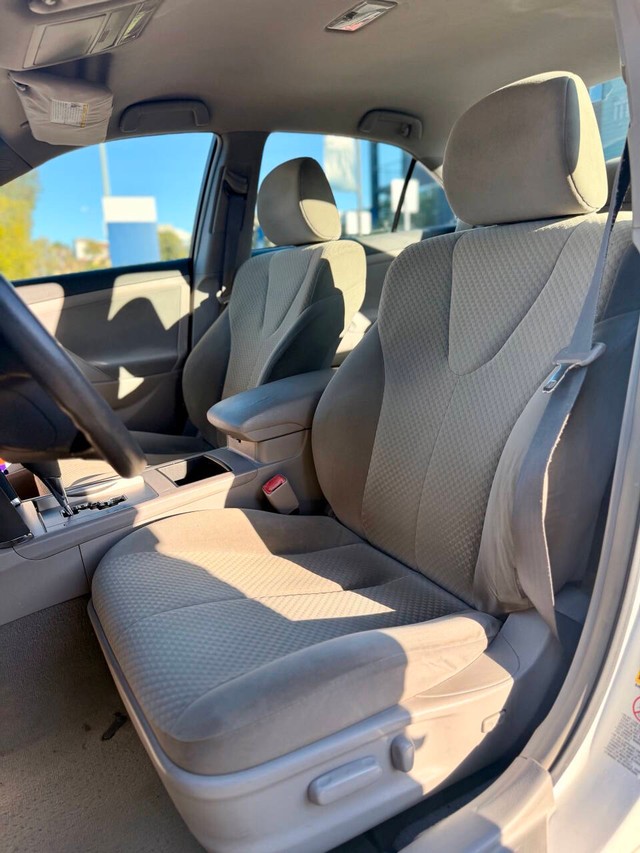 Toyota Camry Vehicle Full-screen Gallery Image 11