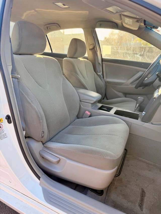 Toyota Camry Vehicle Full-screen Gallery Image 12