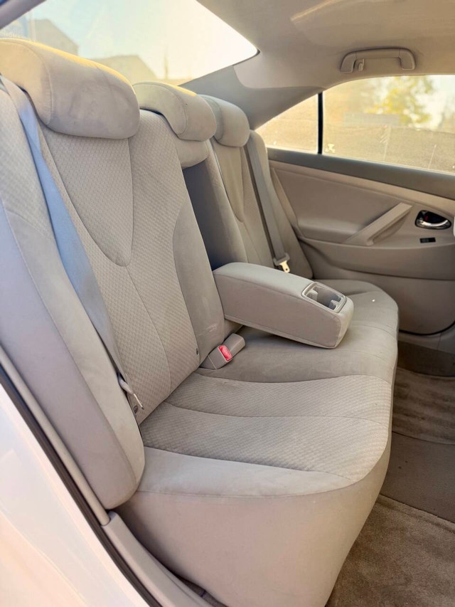 Toyota Camry Vehicle Full-screen Gallery Image 14