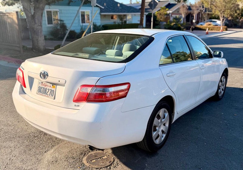 Toyota Camry Vehicle Full-screen Gallery Image 06