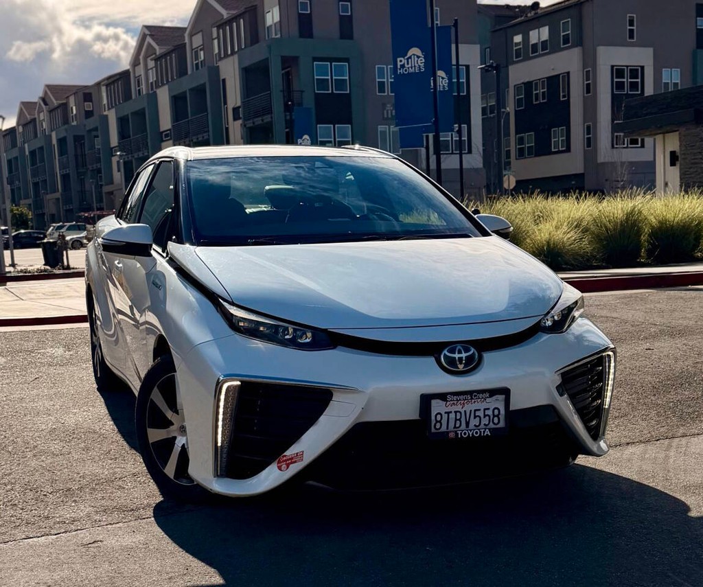 Toyota Mirai Vehicle Full-screen Gallery Image 02